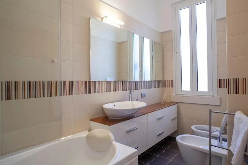 Bright And Comfy In A Beautiful Contemporary Home Milánó