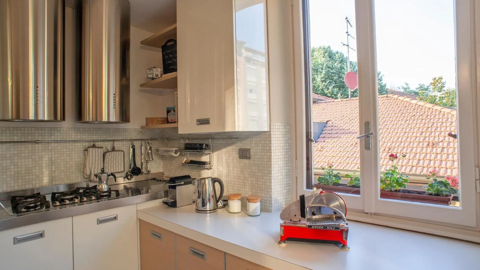 Bright And Comfy In A Beautiful Contemporary Home Milánó