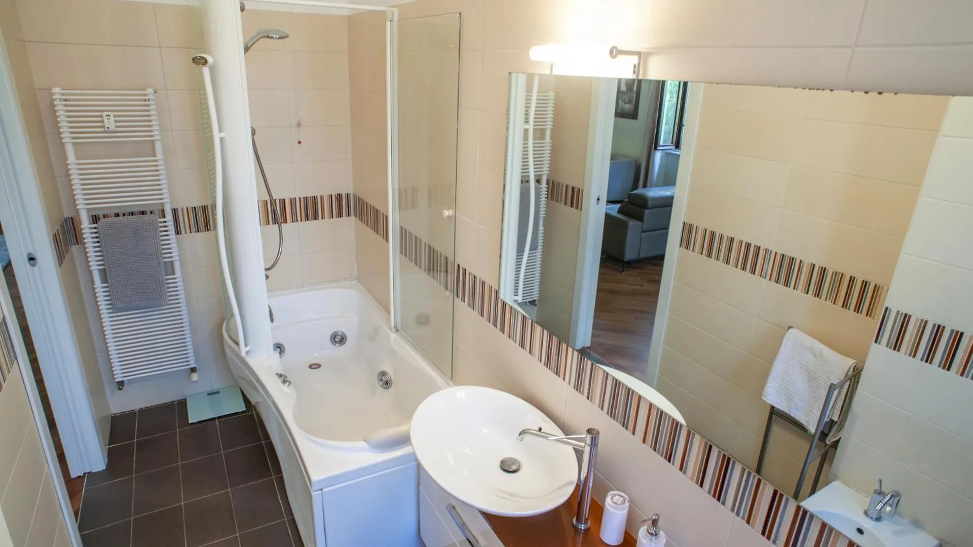Bright And Comfy In A Beautiful Contemporary Home Milánó Apartman