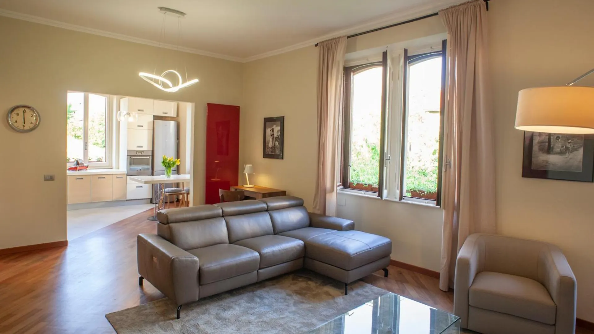 Bright And Comfy In A Beautiful Contemporary Home location